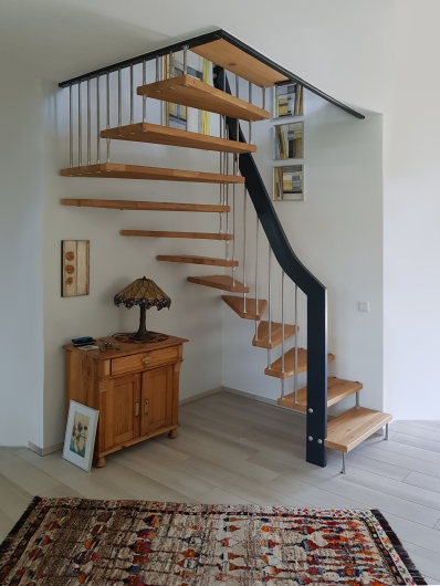 Escalier suspendu bois rampe avec balustres métalliques en noir-Treppenmeister